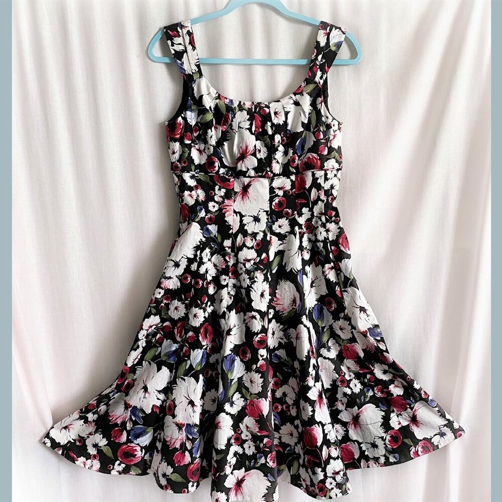 Flared multicolor mini dress. Size 4. Below knee. Colorful. High waist. Cute